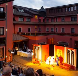 Open Air Theater im Innenhof Lakeside Hotel Strausberg 