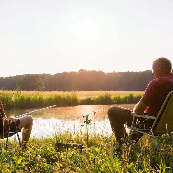 Angler am Fluss im Seenland Oder-Spree