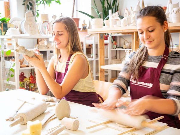 Zwei Freundinnen töpfern mit Ton in der Keramikwerkstatt Fürstenwalde.