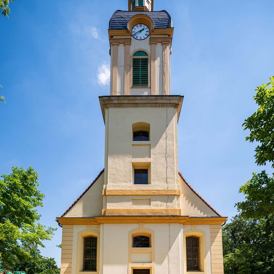 Frontaler Blick auf die Kirche in Schöneiche bei Berin