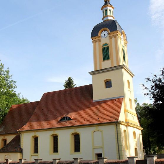 Blick auf die ehemalige Schlosskirche der Gemeinde Schöneiche bei Berlin