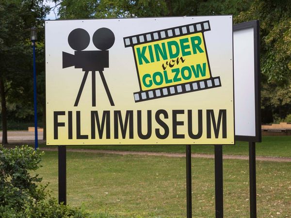 Außenschild des Filmmuseum "Die Kinder von Golzow"