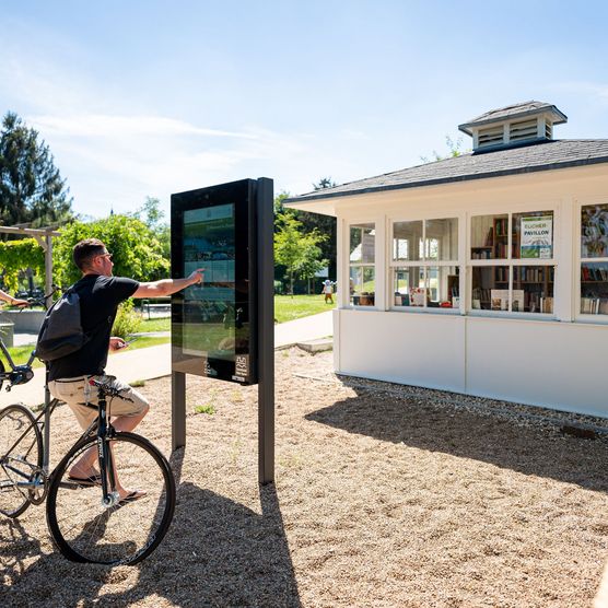 digitale Infosäule in Grünheide am Bücherpavillion am Peetzsee