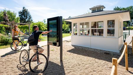 digitale Infosäule in Grünheide am Bücherpavillion am Peetzsee