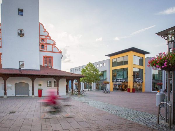 Marktplatz mit Blick auf Rathaus und Fürstengalerie in Fürstenwalde