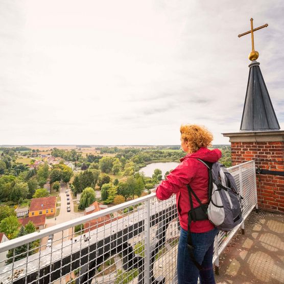 Frau blickt von der Stadtpfarrkirche über Müncheberg