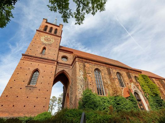 Stadtpfarrkirchen Müncheberg von außen