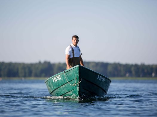Fischer Oli fährt in seinem Fischerboot über den Scharmützelsee