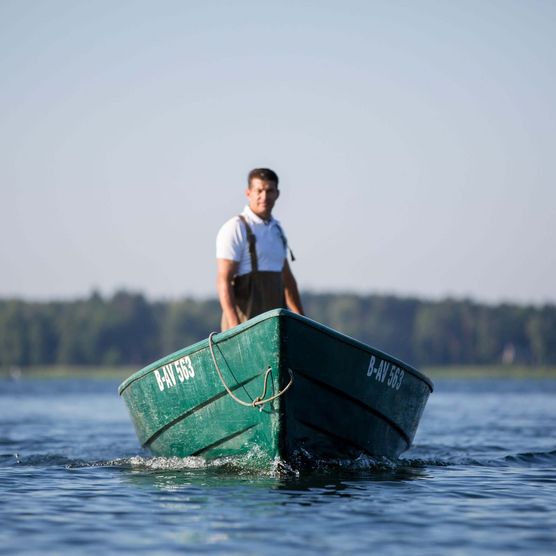 Fischer Oli fährt in seinem Fischerboot über den Scharmützelsee