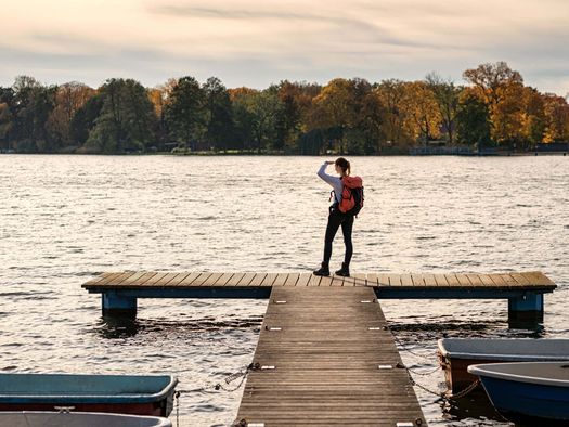 Wanderin auf Steg am großen Müllroser See in Oder-Spree