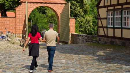 Spaziergänger besuchen die Burg Storkow in Oder-Spree.