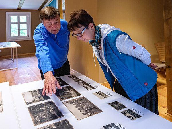 Uwe Trzewik führt durch die Ausstellung