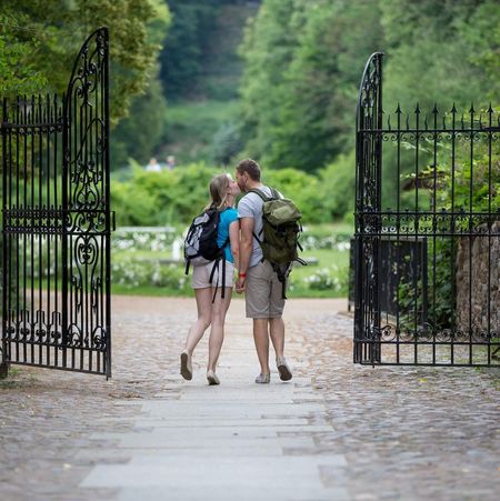 Ein Paar spaziert in den Schlosspark in Buckow