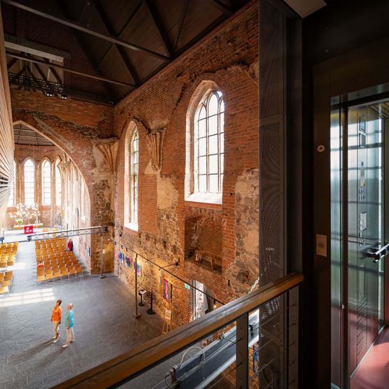 Blick von einer Anhöhe ins Innere der Stadtpfarrkirche Müncheberg