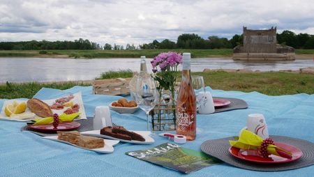 Picknick mit Picknickdecke am Ufer der Oder