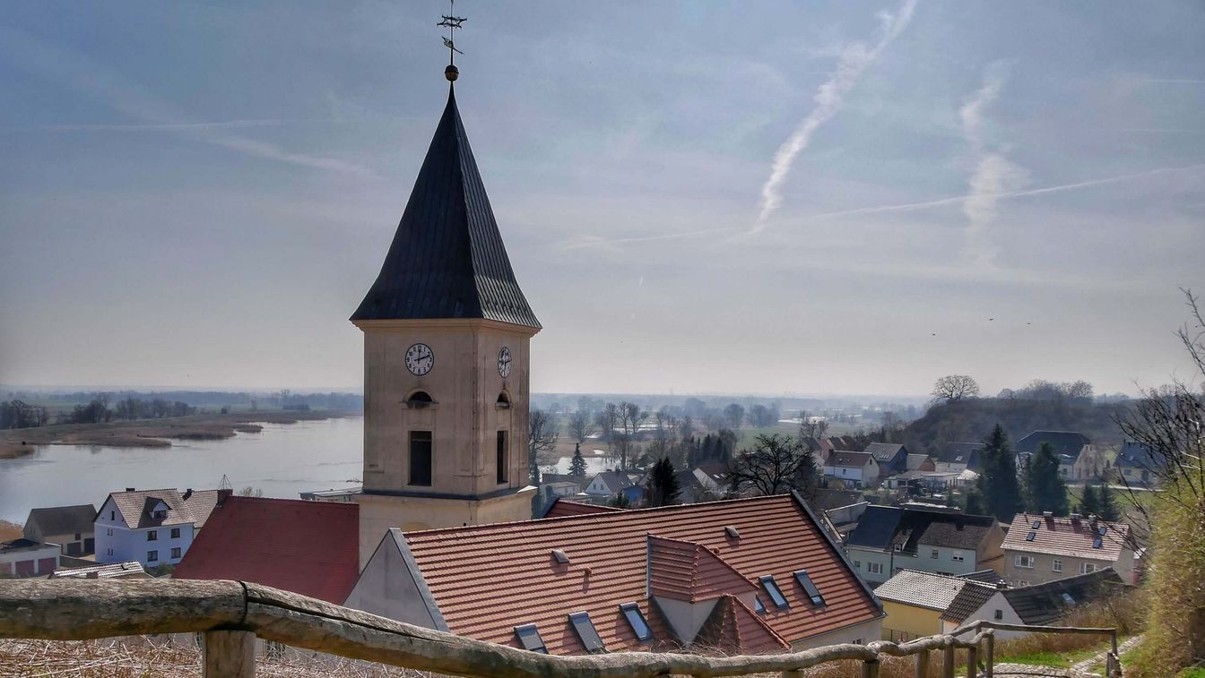 Ausblick vom Burgberg auf die Stadtpfarrkirche Lebus 