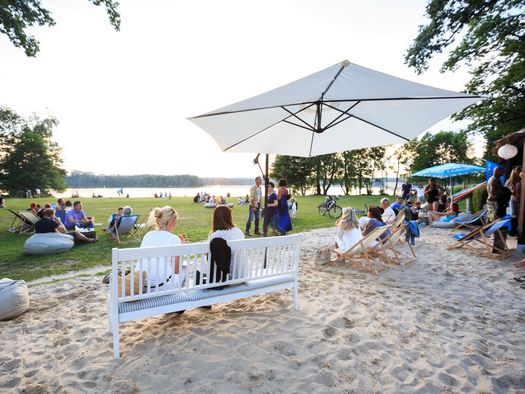 Cecilienpark in Bad Saarow im Sommer mit Besuchern