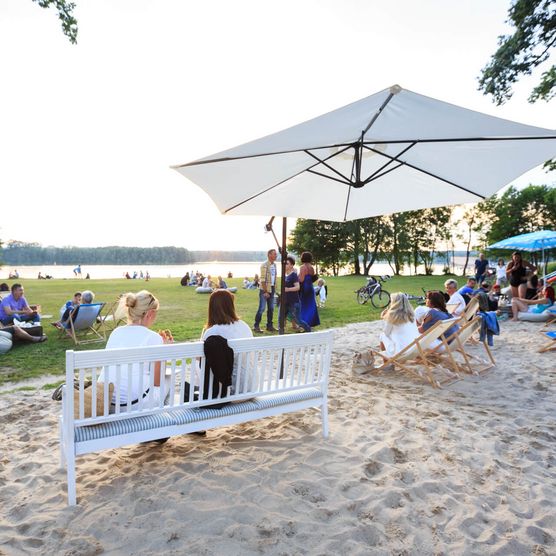 Cecilienpark in Bad Saarow im Sommer mit Besuchern