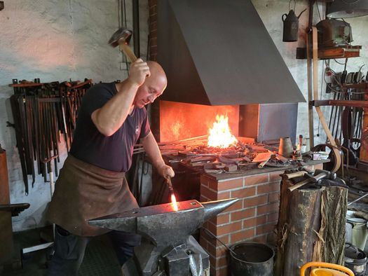 Olaf Hannemann in seiner Metallschmiede