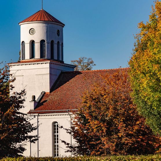 Blick auf die Schinkel Kirche in Neuhardenberg