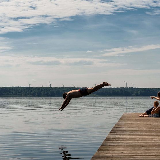 Sprung vom Steg in den Scharmützelsee, Baden in Oder-Spree