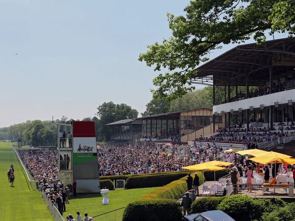 Pferderennen auf der Rennbahn in Hoppegarten mit Blick auf die Tribüne