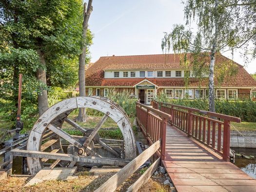 Eingang mit Wasserrad zu den Fischerstuben in Köllnitz