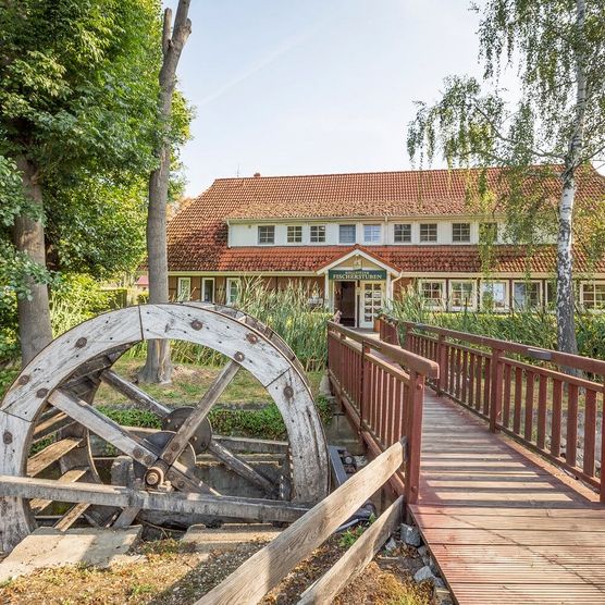 Eingang mit Wasserrad zu den Fischerstuben in Köllnitz