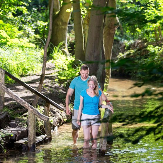 Pärchen geht in Wassertretstelle in Buckow (Märkische Schweiz)