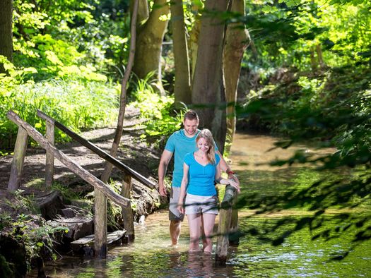 Pärchen geht in Wassertretstelle in Buckow (Märkische Schweiz)