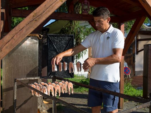 Gastronom hÃ¤lt den gerÃ¤ucherten Fisch in den Händen im Fischland Scharmützelsee in Wendisch Rietz 