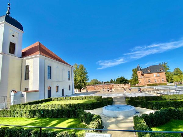 Blick auf Schlossgut Altlandsberg mit Garten im Sommer 