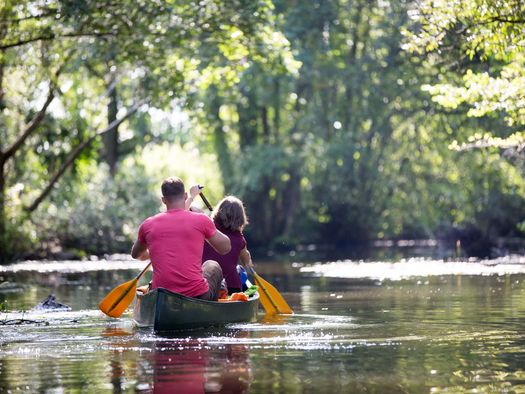 Kanu fahren in der Flusslandschaft Spree