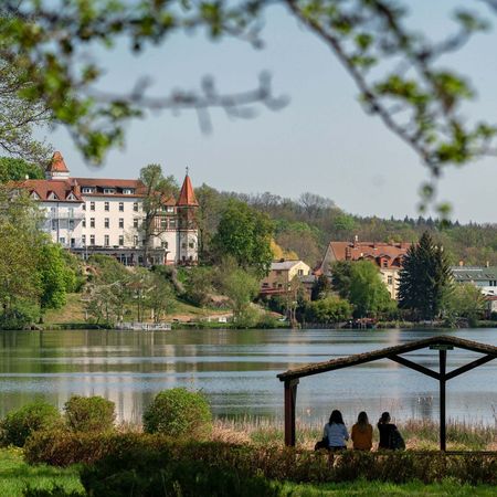 Drei Freunde sitzen im Lunapark am Schermützelsee in Buckow