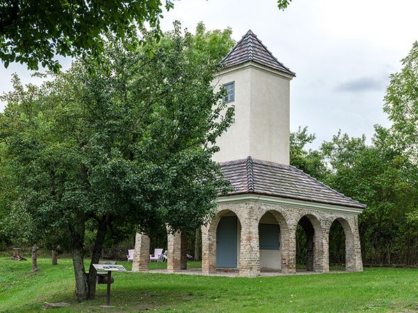 Blick auf das Transformatorenhaus in Seelow