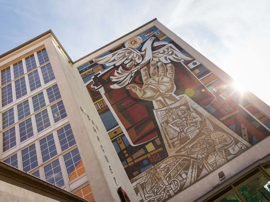 Gemälde Taube aus der Hand am ehemaligen Kaufhaus in Eisenhüttenstadt in Oder-Spree