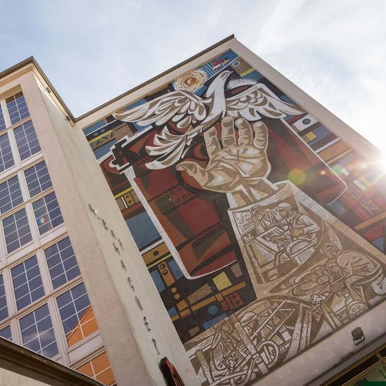 Gemälde Taube aus der Hand am ehemaligen Kaufhaus in Eisenhüttenstadt in Oder-Spree