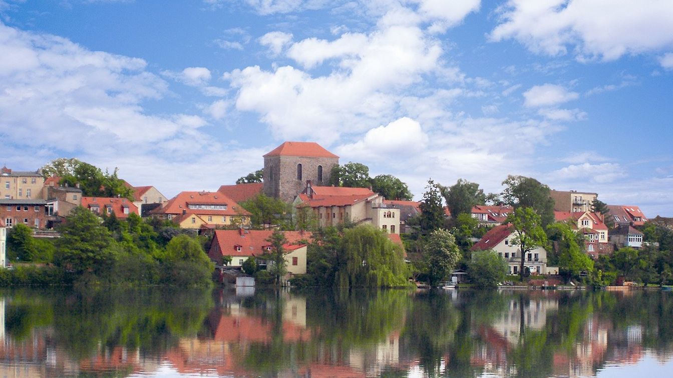 Altstadtsilhouette von Strausberg spiegelt sich im Wasser