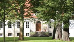 Schloss Diedersdorf mit Baumallee vor dem Eingang