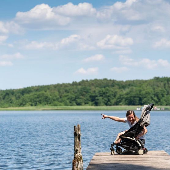 Mutter mit Kind im Kinderwagen auf einem Steg am Großer Storkower See bei Storkow in Oder-Spree