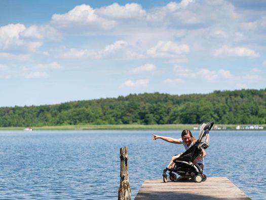 Mutter mit Kind im Kinderwagen auf einem Steg am Großer Storkower See bei Storkow in Oder-Spree