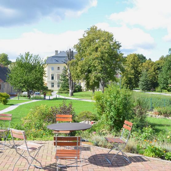 Terrasse des Schlosspark Trebnitz im Frühling