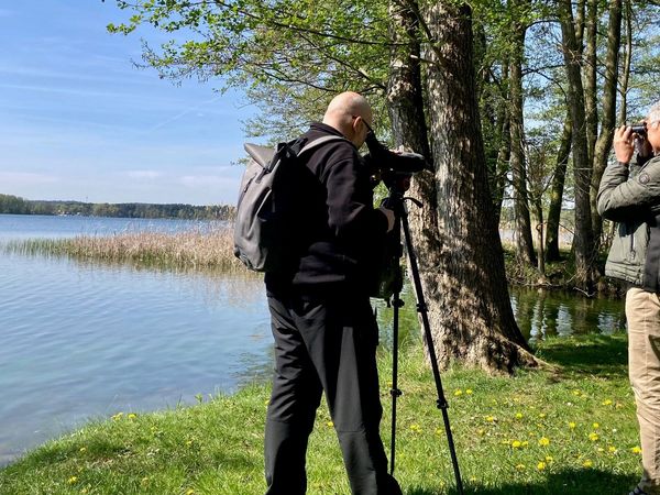 Kai Pagenkopf und Hermann Mattes vom Seenland Spöker Team beobachten Vögel am Scharmützelsee