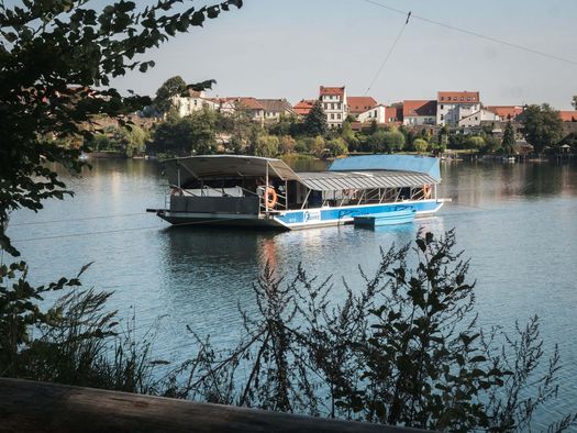 Blich auf die Fähre und den Straussee 