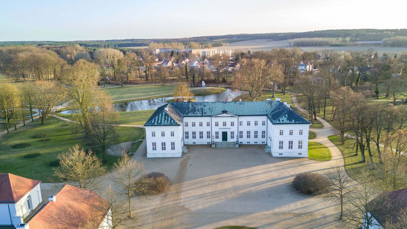 Luftbildaufnahme vom Schloss Neuhardenberg