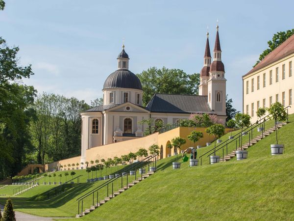 Der Klostergarten Neuzelle mit der evangelischen Kirche zum Heiligen Kreuz