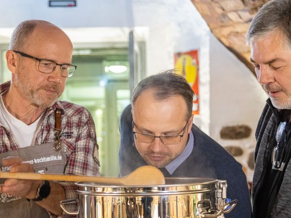 Mann rührt in einem Topf beim Braukurs in Fürstenwalde