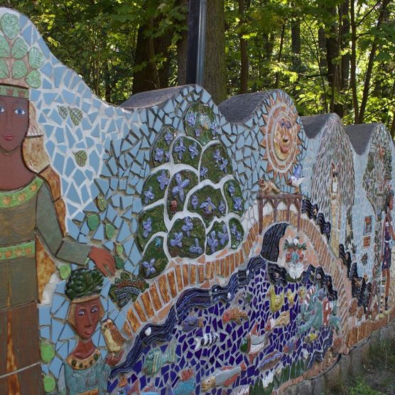 Eine künstlerisch gefertigte Mauer mit Motiven aus Mosaik 