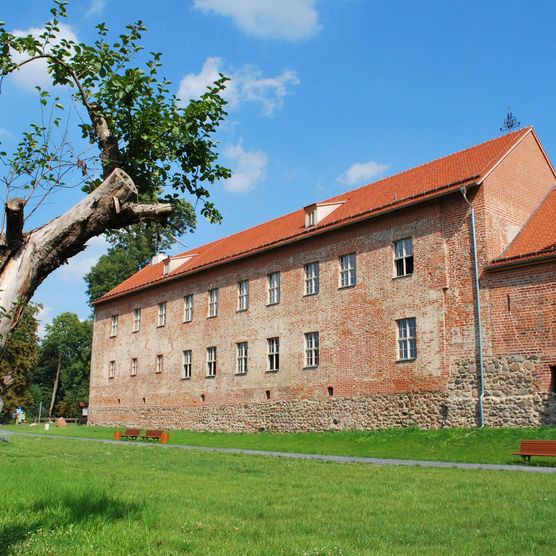 Außenanlage der historischen Streleburg in Storkow (Mark)