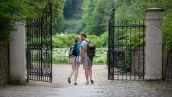 Ein Paar spaziert in den Schlosspark in Buckow